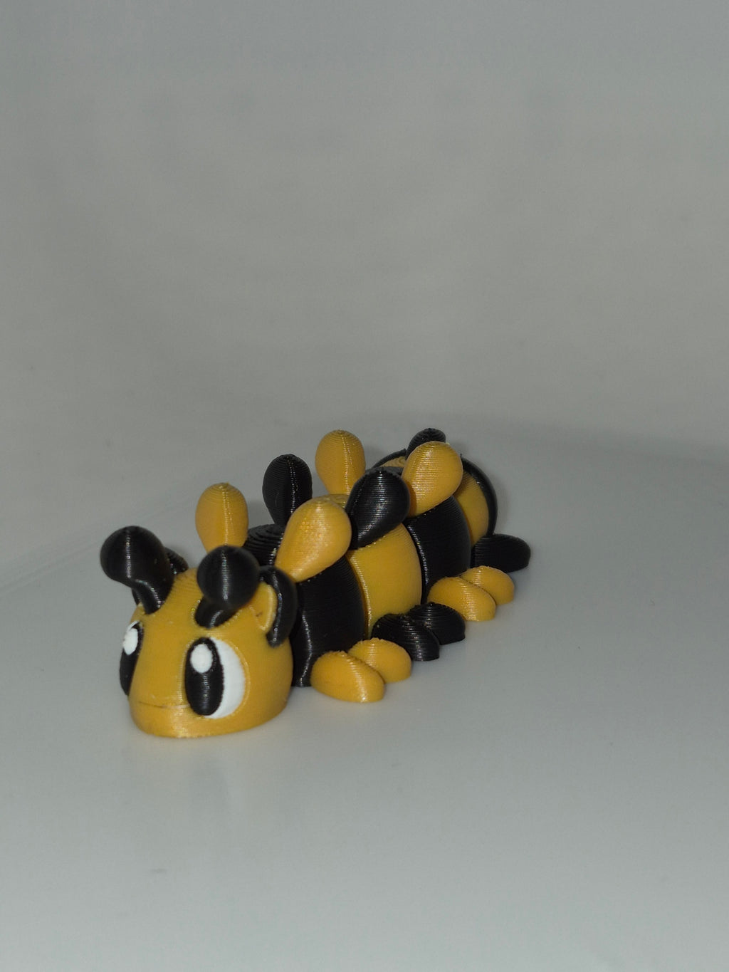 🐝 Buzzy the Bee – Articulated Flexi Desk Buddy
