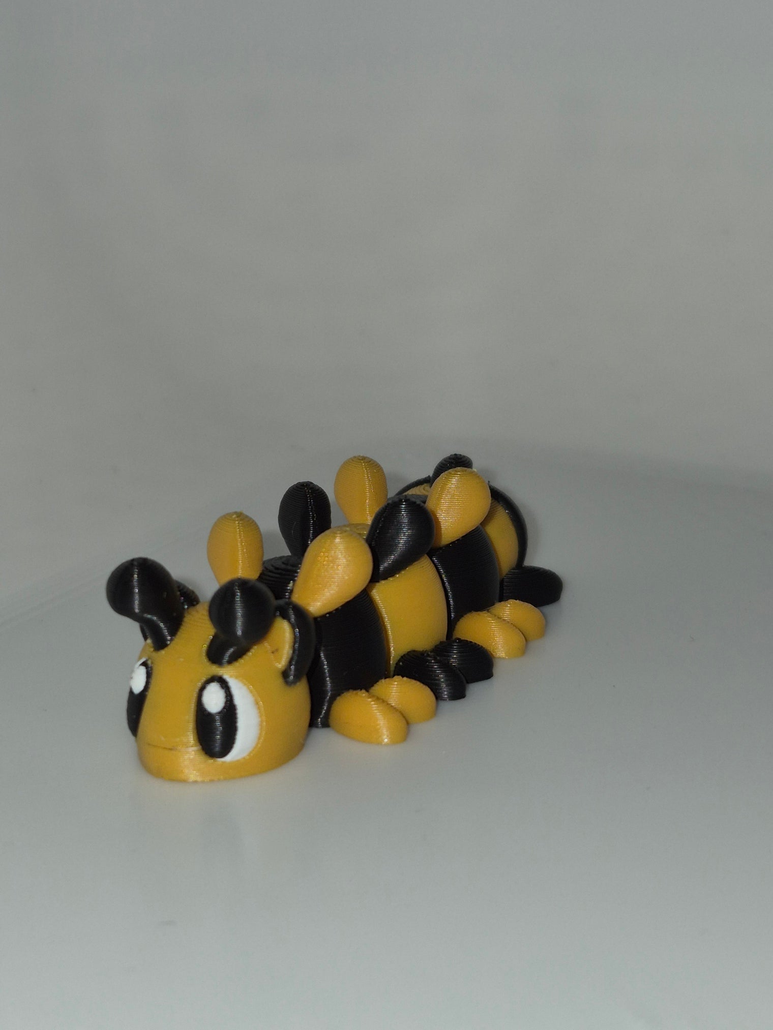 🐝 Buzzy the Bee – Articulated Flexi Desk Buddy
